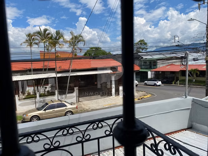 Casa Amplia con Local Comercial - San Pablo de Heredia JC140