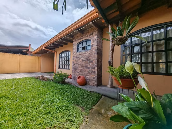 Casa en venta/ Heredia Santo Domingo/ amplio jardín / una planta