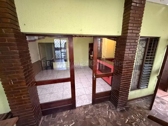 Venta de Casa en Desamparados, San José.  Uso de Suelo Mixto