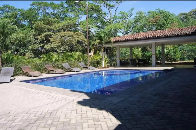 263 / Alquiler / Casa / Santa Ana / Condominio / Seguro