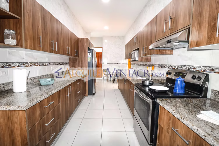 CASA DE UN NIVEL DE 317 M2 EN RESIDENCIAL EN SAN RAFAEL DE ESCAZU - Imagen 2