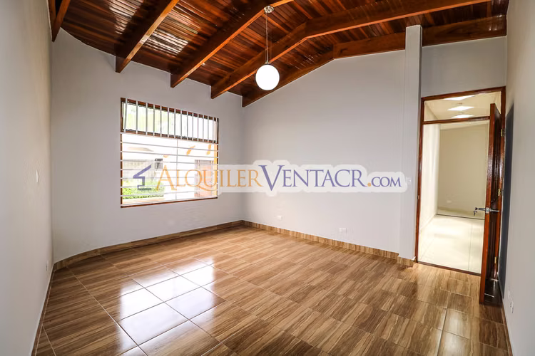 CASA DE UN NIVEL DE 317 M2 EN RESIDENCIAL EN SAN RAFAEL DE ESCAZU - Imagen 16