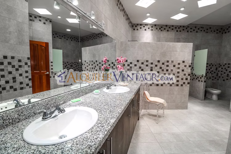 CASA DE UN NIVEL DE 317 M2 EN RESIDENCIAL EN SAN RAFAEL DE ESCAZU - Imagen 7