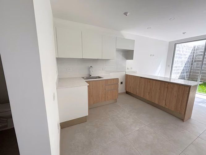 Alquiler de hermosa casa nueva en Condominio en Santo Domingo Heredia