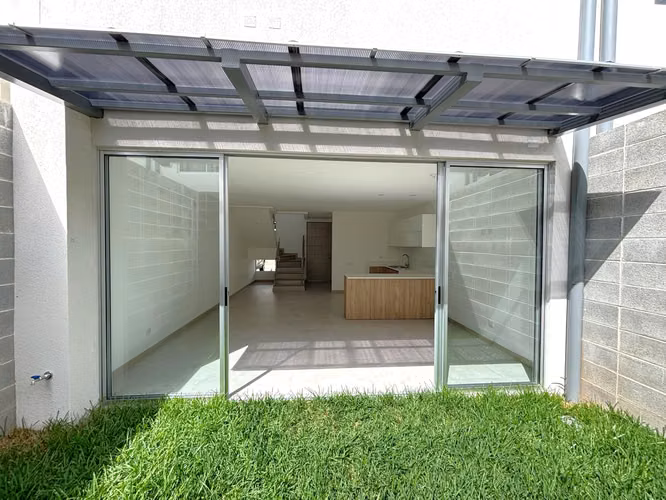 Alquiler de hermosa casa nueva en Condominio en Santo Domingo Heredia