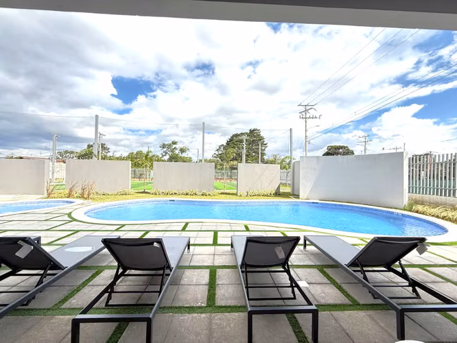 Alquiler de hermosa casa nueva en Condominio en Santo Domingo Heredia