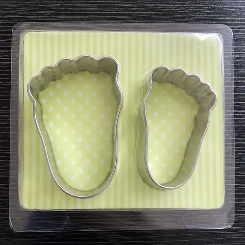 Dos cortadores de galletas pies de bebe en caja