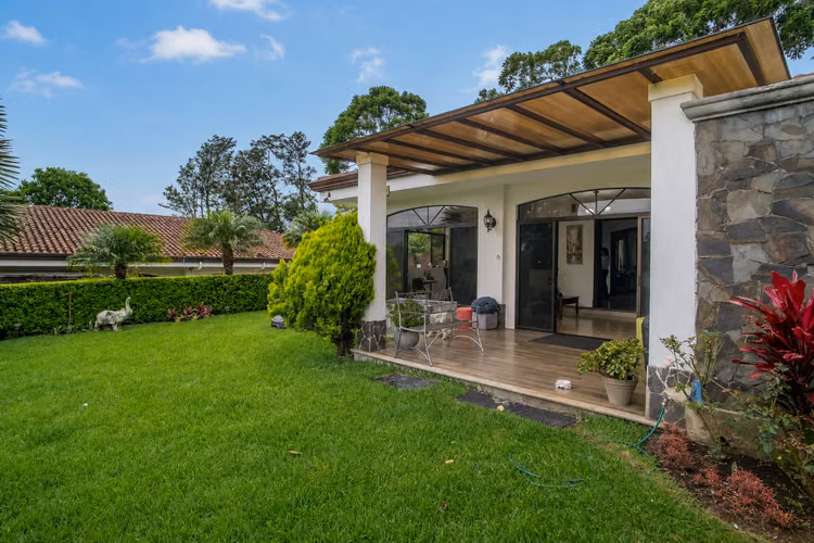 Venta de casa de 1 planta en Exclusivo Residencial - Imagen 2