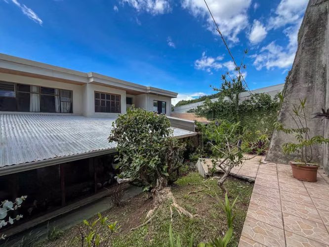 Venta de casa con construcción 100% en concreto y amplios espacios