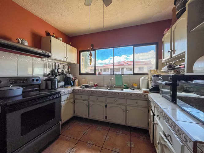 Venta de casa con construcción 100% en concreto y amplios espacios