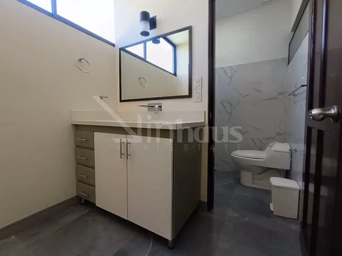 Venta de casa con jardin en verde en condominio en Mora
