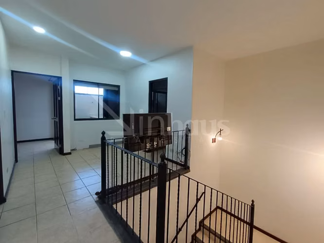 Venta de casa con jardin en verde en condominio en Mora