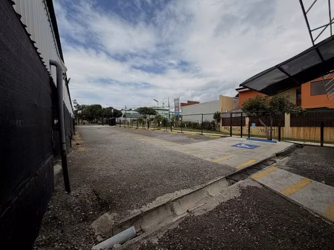 Alquiler Local San Joaquin de Flores 270m² + 15 Parqueos