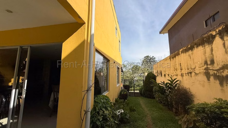 Amplia Casa en Condominio | 4 Habitaciones | Mata de Plátano