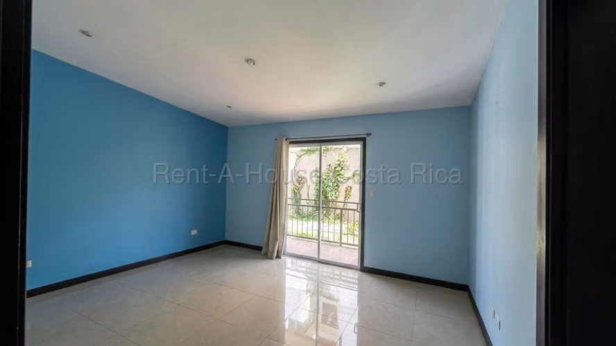 Amplia Casa en Condominio | 4 Habitaciones | Mata de Plátano