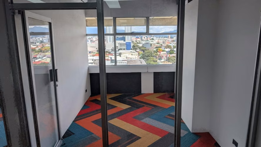 ALQUILO OFICINA POR CENTRO COLON RENOVADA AMPLIA