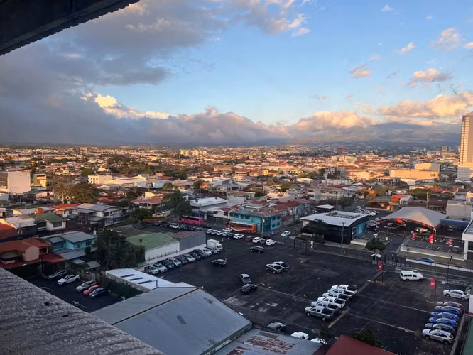 ALQUILO OFICINA POR CENTRO COLON RENOVADA AMPLIA
