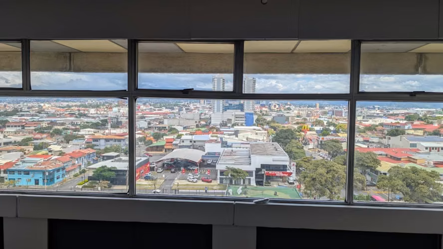 ALQUILO OFICINA POR CENTRO COLON RENOVADA AMPLIA