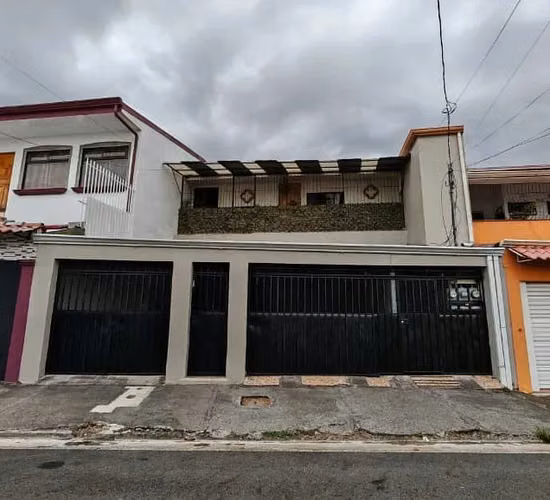 Casa en Venta con 3 Apartamentos Alquilados | Tibás, Barrio Las Rosas | Ingresos Inmediatos