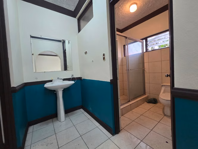 Alquiler de casa independiente, ideal para oficinas Sabana Sur - Imagen 12