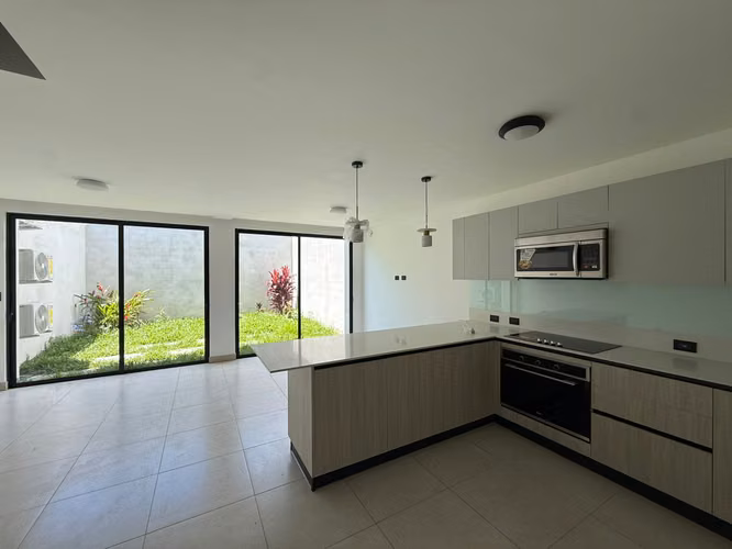 Venta de casa nueva en Condominio Lindora Village Santa Ana - Imagen 3