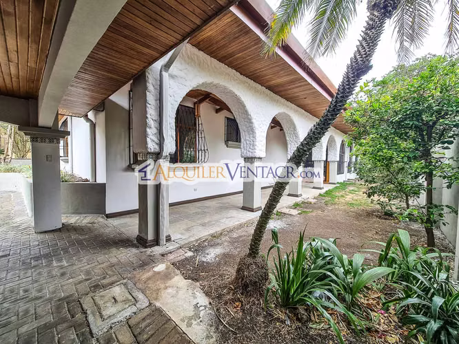 CASA DE UN NIVEL DE 479 M2 CON 984 M2 LOTE EN JABONCILLOS ESCAZU