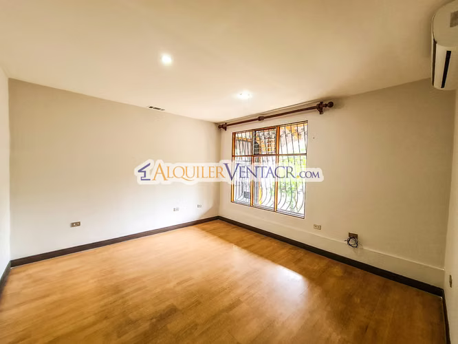 CASA DE UN NIVEL DE 479 M2 CON 984 M2 LOTE EN JABONCILLOS ESCAZU