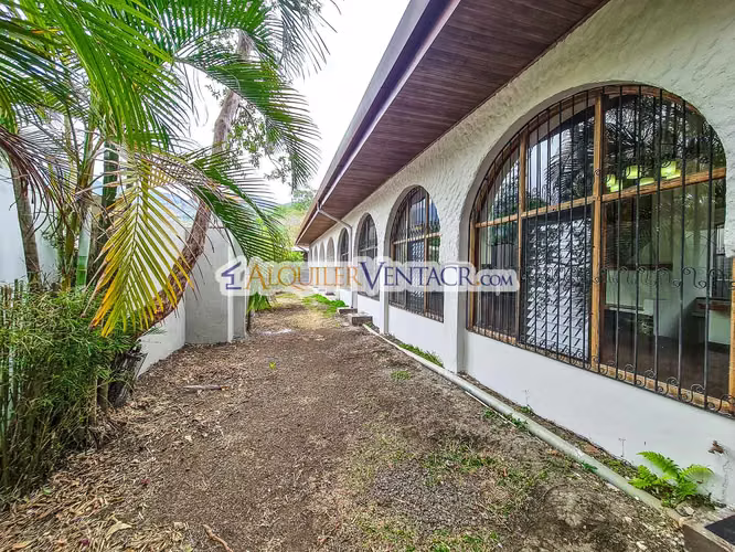 CASA DE UN NIVEL DE 479 M2 CON 984 M2 LOTE EN JABONCILLOS ESCAZU