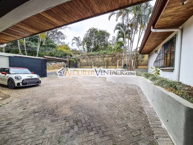 CASA DE UN NIVEL DE 479 M2 CON 984 M2 LOTE EN JABONCILLOS ESCAZU