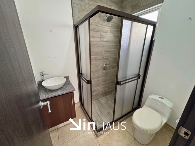 Casa de dos niveles con azotea en condominio, Quebradilla de Cartago. -EU