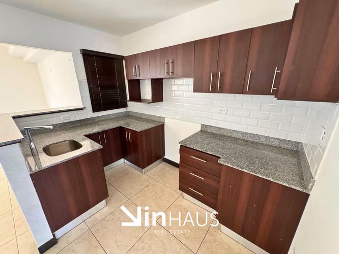 Casa de dos niveles con azotea en condominio, Quebradilla de Cartago. -EU