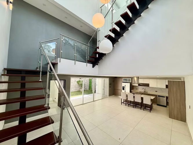 Alquiler de exclusiva Casa de Tres Niveles en Condominio Lusso – Santa Ana