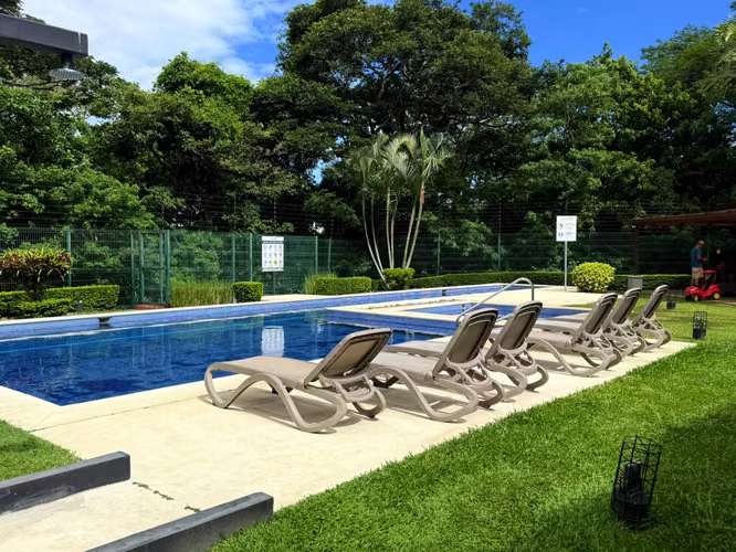 Alquiler de exclusiva Casa de Tres Niveles en Condominio Lusso – Santa Ana - Imagen 3
