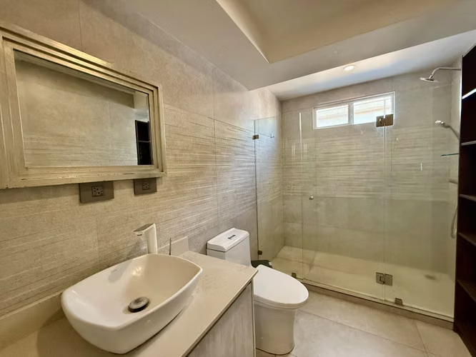 Venta de exclusiva Casa de Tres Niveles en Condominio Lusso – Santa Ana - Imagen 7