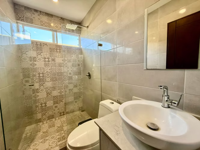 Venta de exclusiva Casa de Tres Niveles en Condominio Lusso – Santa Ana - Imagen 2