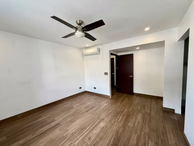 Venta de exclusiva Casa de Tres Niveles en Condominio Lusso – Santa Ana - Imagen 14