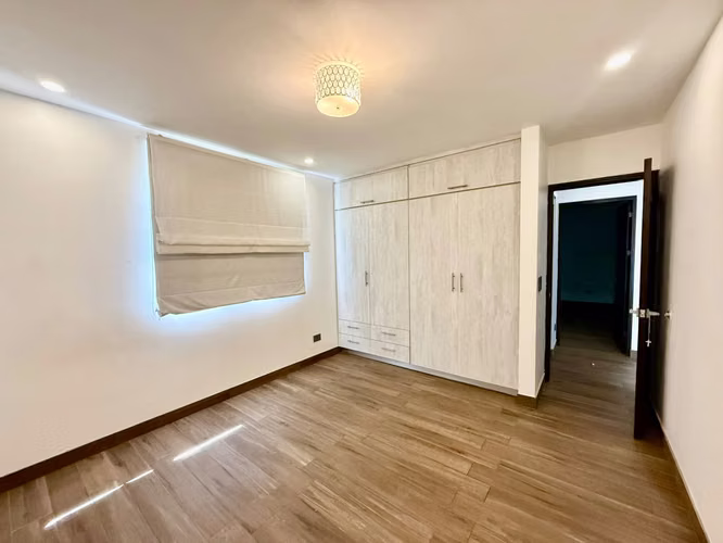 Venta de exclusiva Casa de Tres Niveles en Condominio Lusso – Santa Ana - Imagen 8