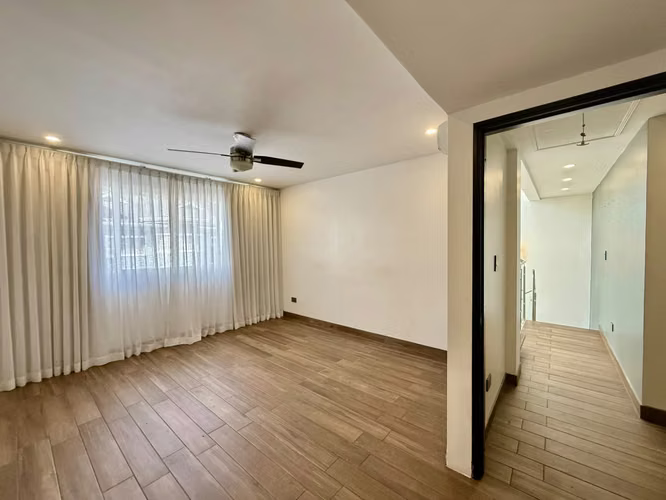 Venta de exclusiva Casa de Tres Niveles en Condominio Lusso – Santa Ana - Imagen 19