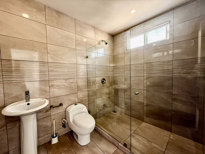Venta de exclusiva Casa de Tres Niveles en Condominio Lusso – Santa Ana - Imagen 11