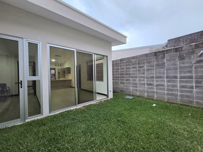 Santa Ana - Una Planta - Amplio Jardín - Oficina - Imagen 13