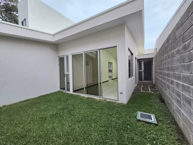 Santa Ana - Una Planta - Amplio Jardín - Oficina - Imagen 14