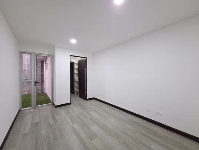 Santa Ana - Una Planta - Amplio Jardín - Oficina - Imagen 4