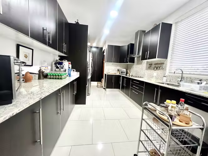 ALQUILER Y VENTA  Elegancia, Amplitud y Diseño: 200 m² Habitables en Santa Ana - Imagen 18