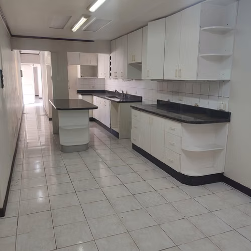 Alquiler amplia casa para oficinas en Barrio Dent / Excelente ubicación