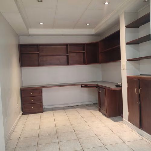 Alquiler amplia casa para oficinas en Barrio Dent / Excelente ubicación