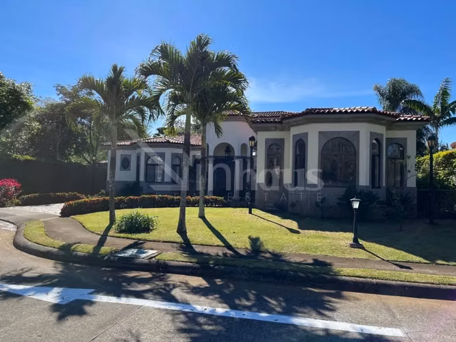 Lujosa Casa de una planta estilo Hacienda en condominio -38832 - Imagen 3