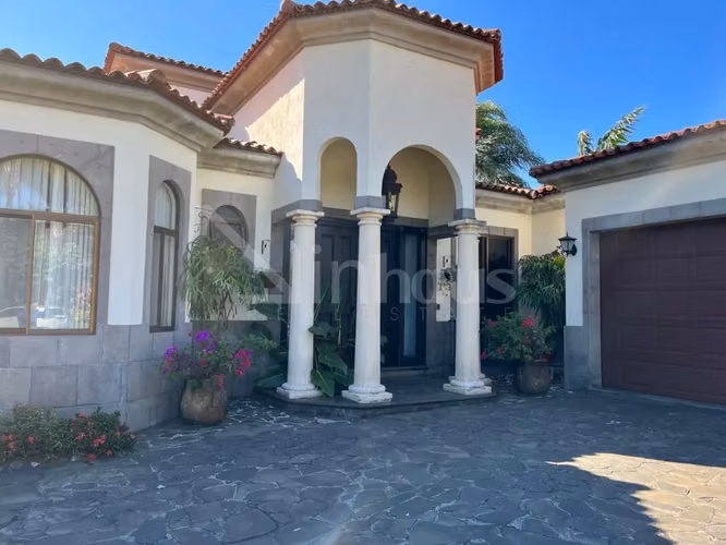 38832- Lujosa Casa de una planta estilo Hacienda en condominio