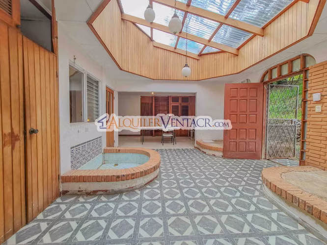 LAURELES ESCAZU! PROPIEDAD PARA REMODELAR CON 1.436 M2 DE TERRENO