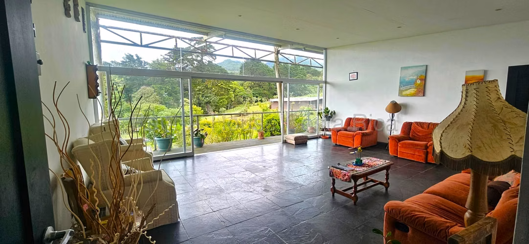 Casa en Venta en San Isidro de Heredia – 350 m² Construcción y 1.775 m² de Terreno