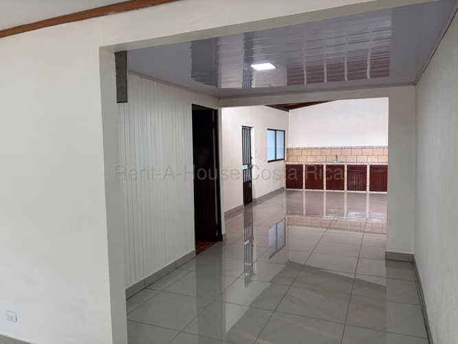 Casa con Apartamento en Venta en Cubujuquí, Heredia – Ubicación Estratégica para Vivienda o Comercio